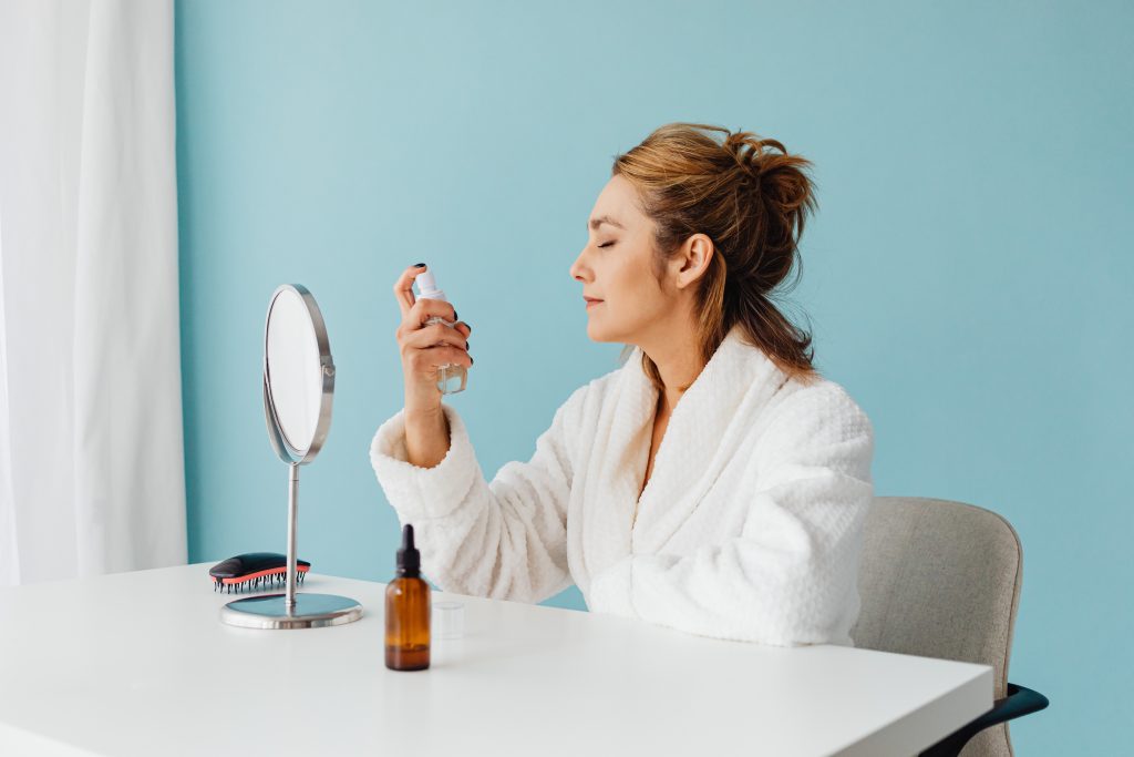 mgiełka do twarzy na makijaż