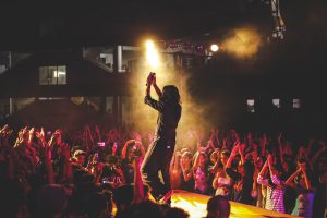 ubrać się na koncert